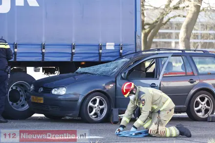 Automobilist gewond na botsing tegen vrachtwagen op Rondweg Emmen — foto 3 van 11