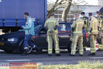 Automobilist gewond na botsing tegen vrachtwagen op Rondweg Emmen — foto 4 van 11