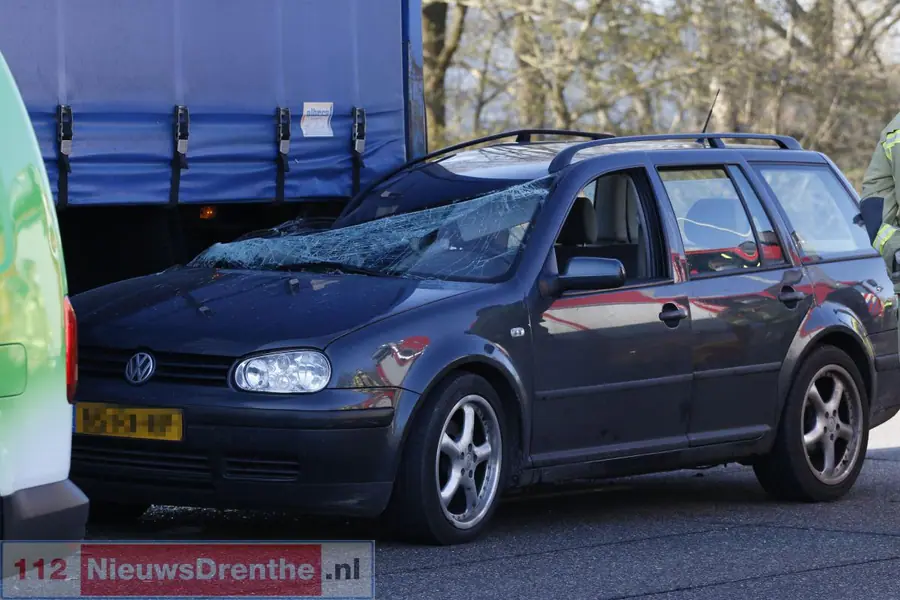 Automobilist gewond na botsing tegen vrachtwagen op Rondweg Emmen