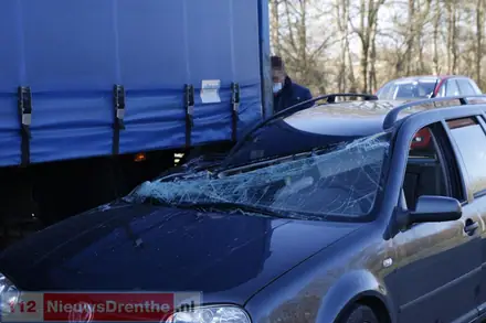 Automobilist gewond na botsing tegen vrachtwagen op Rondweg Emmen — foto 7 van 11