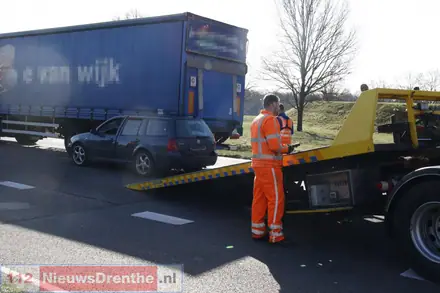 Automobilist gewond na botsing tegen vrachtwagen op Rondweg Emmen — foto 10 van 11