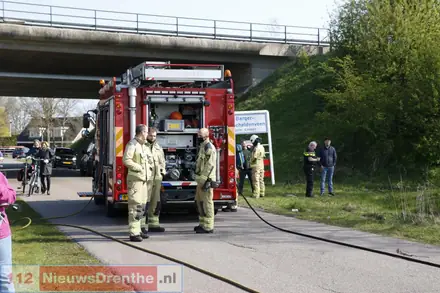 Auto uitgebrand aan de Veilingstraat in Nieuw-Amsterdam — foto 3 van 8