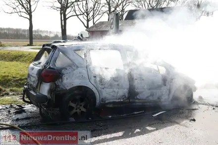 Auto uitgebrand aan de Veilingstraat in Nieuw-Amsterdam — foto 4 van 8