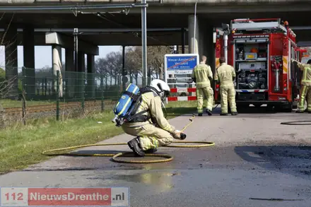 Auto uitgebrand aan de Veilingstraat in Nieuw-Amsterdam — foto 8 van 8