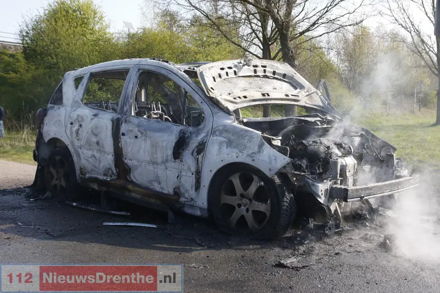 Auto uitgebrand aan de Veilingstraat in Nieuw-Amsterdam
