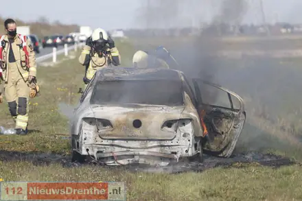 Auto brand volledig uit op N391 bij Nieuw-Weerdinge — foto 4 van 12