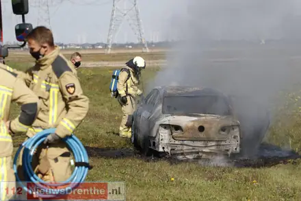 Auto brand volledig uit op N391 bij Nieuw-Weerdinge — foto 6 van 12