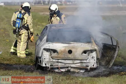 Auto brand volledig uit op N391 bij Nieuw-Weerdinge — foto 8 van 12