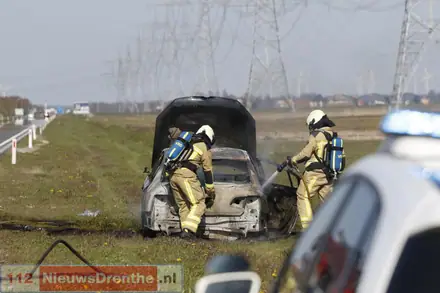 Auto brand volledig uit op N391 bij Nieuw-Weerdinge — foto 1 van 12