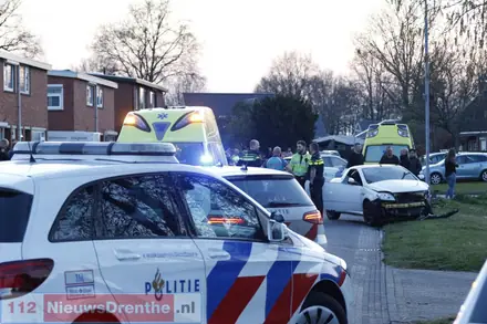Twee gewonden bij autobotsing in Nieuw-Amsterdam — foto 1 van 4