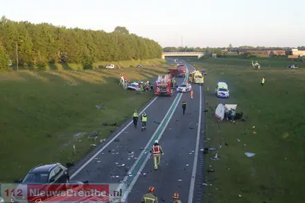 Meerdere doden bij zwaar ongeluk op de N34 bij Borger — foto 5 van 12