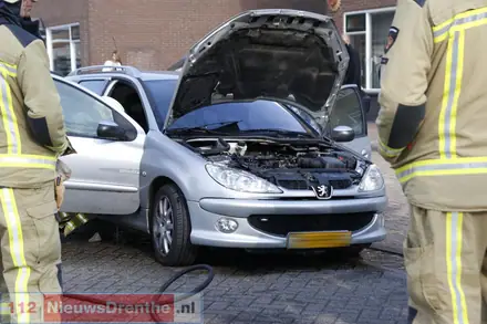 Auto vat vlam in Veenoord — foto 5 van 5
