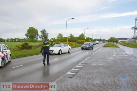 Twee auto’s botsen op de Phileas Foggstraat in Emmen: één gewonde — foto 4 van 6