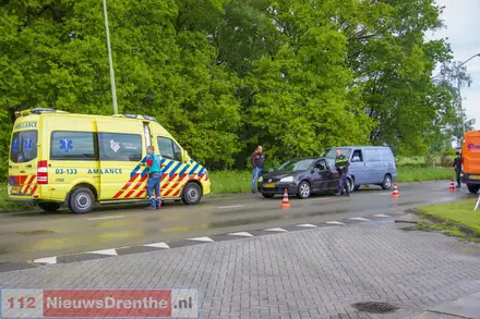 Twee auto’s botsen op de Phileas Foggstraat in Emmen: één gewonde — foto 1 van 6
