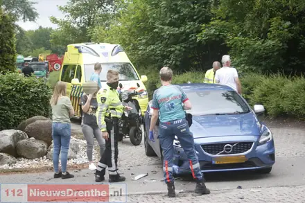 Automobilist ziet scooter over het hoofd op de Splitting in Emmen: scooter total-loss, bestuurster ongedeerd — foto 1 van 4