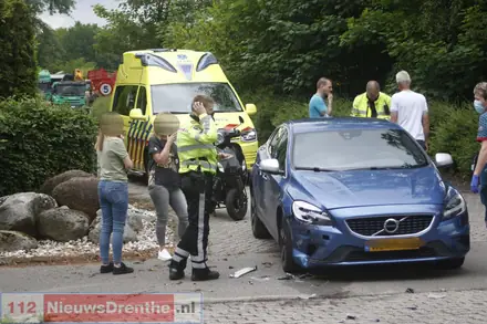 Automobilist ziet scooter over het hoofd op de Splitting in Emmen: scooter total-loss, bestuurster ongedeerd — foto 2 van 4