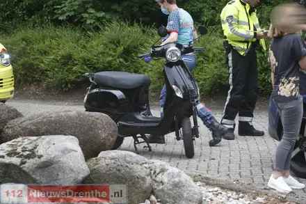 Automobilist ziet scooter over het hoofd op de Splitting in Emmen: scooter total-loss, bestuurster ongedeerd — foto 3 van 4