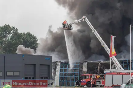 Grote brand op industrieterrein in Veendam — foto 5 van 12