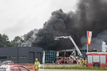 Grote brand op industrieterrein in Veendam — foto 7 van 12