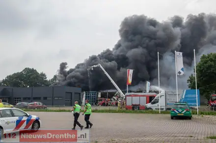 Grote brand op industrieterrein in Veendam — foto 8 van 12