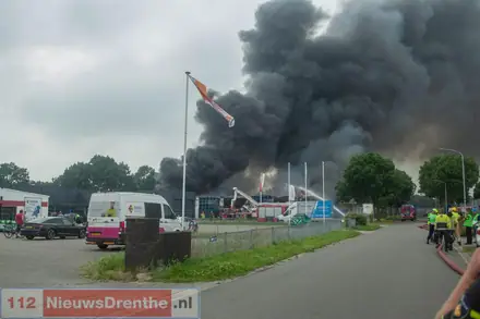 Grote brand op industrieterrein in Veendam — foto 9 van 12