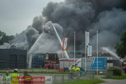 Grote brand op industrieterrein in Veendam — foto 12 van 12