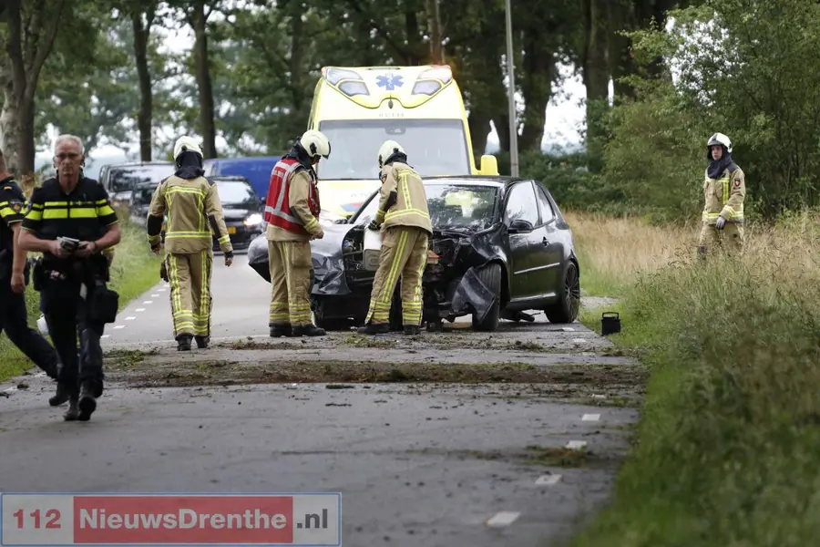 Auto knalt tegen boom bij Coevorden, gewonde naar ziekenhuis