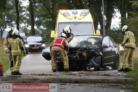 Auto knalt tegen boom bij Coevorden, gewonde naar ziekenhuis — foto 2 van 4