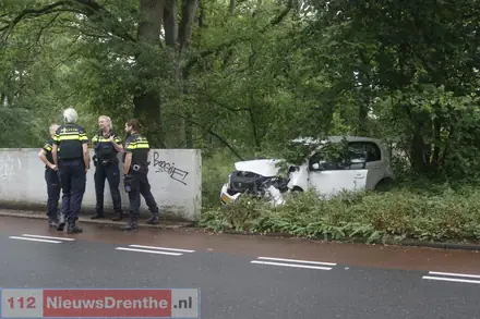 Auto rijdt tegen muur in Emmen, bestuurder gewond — foto 1 van 3