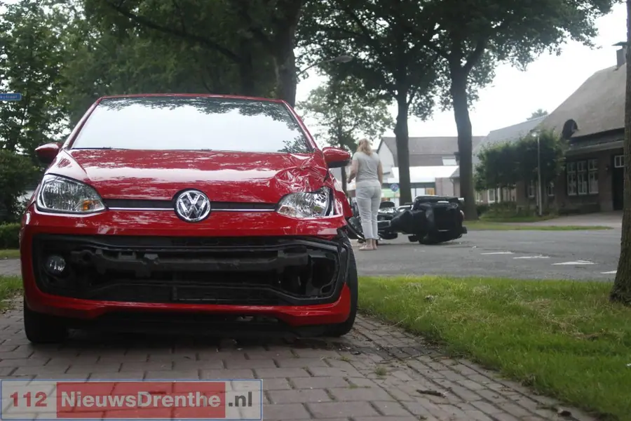 Botsing tussen auto en motor in Aalden: motorrijder gewond