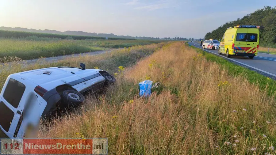 Auto raakt van de weg op de N34 nabij Odoornerveen