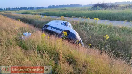 Auto raakt van de weg op de N34 nabij Odoornerveen — foto 3 van 4