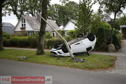 Auto slaat over de kop in Exloo — foto 1 van 3