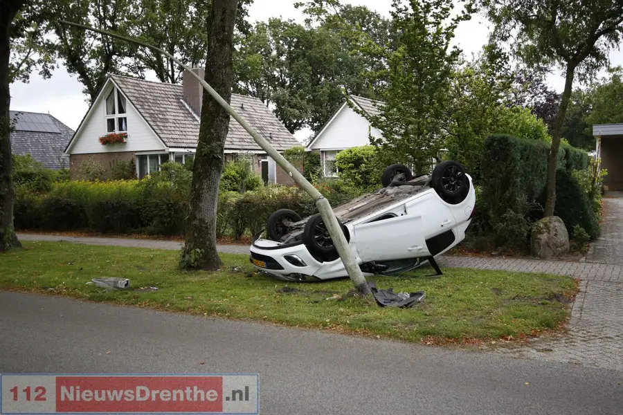 Auto slaat over de kop in Exloo