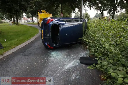 Auto vliegt uit de bocht en belandt op zijn kant op de Veldstukken in Emmen — foto 1 van 4