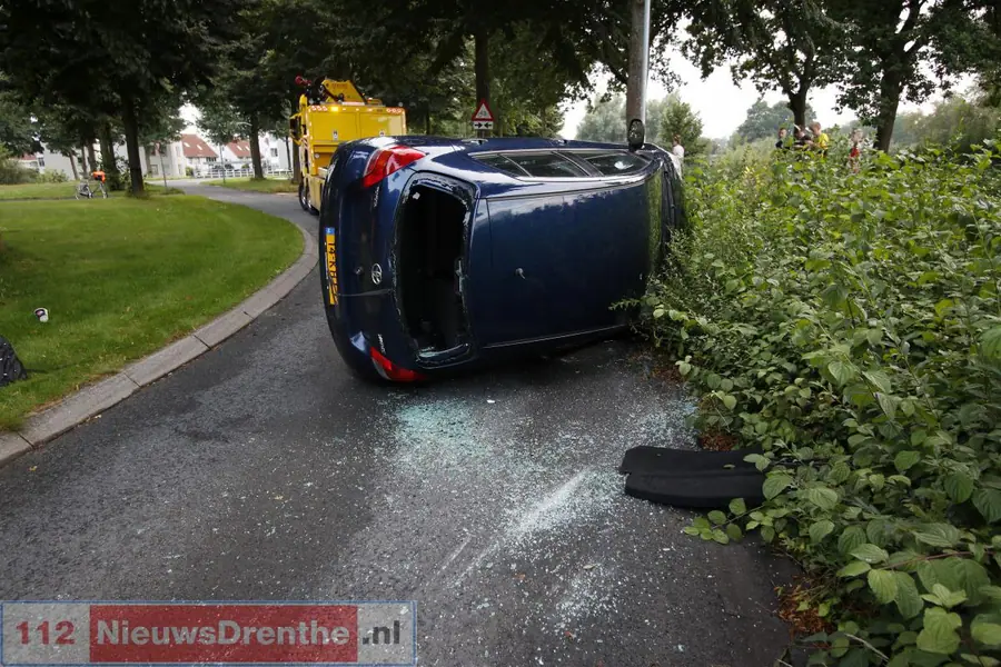 Auto vliegt uit de bocht en belandt op zijn kant op de Veldstukken in Emmen