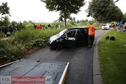 Auto vliegt uit de bocht en belandt op zijn kant op de Veldstukken in Emmen — foto 3 van 4