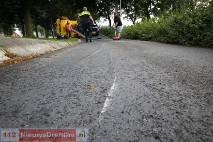 Auto vliegt uit de bocht en belandt op zijn kant op de Veldstukken in Emmen — foto 4 van 4