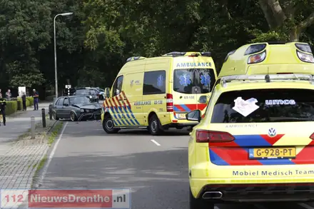 Twee gewonden bij botsing in Nieuw-Amsterdam — foto 2 van 7