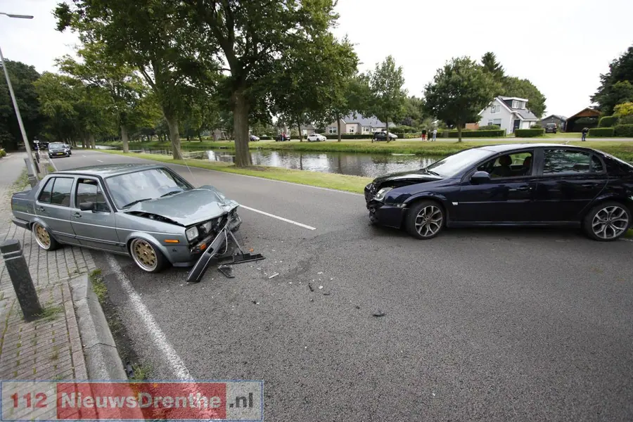 Twee gewonden bij botsing in Nieuw-Amsterdam