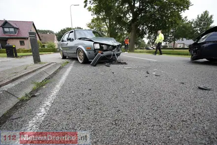 Twee gewonden bij botsing in Nieuw-Amsterdam — foto 6 van 7