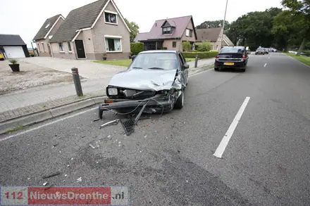 Twee gewonden bij botsing in Nieuw-Amsterdam — foto 7 van 7