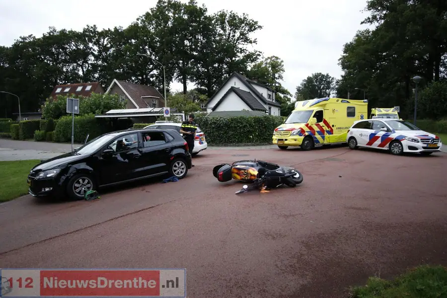 Scooter botst op auto in Emmen: twee gewonden