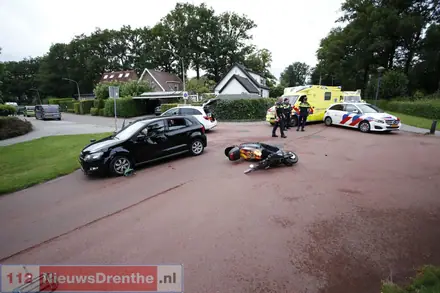 Scooter botst op auto in Emmen: twee gewonden — foto 2 van 2