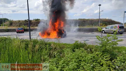 Auto brandt uit op carpoolplaats bij Gieten — foto 3 van 3
