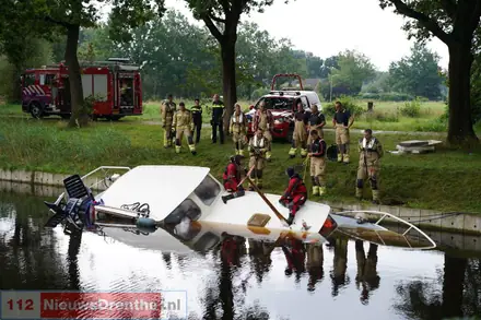 Brandweer probeert te voorkomen dat boot in Klazienaveen kopje onder gaat — foto 1 van 3