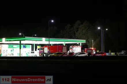 Vrachtwagen lekt gevaarlijke stof bij tankstation langs A28, NL-Alert afgegeven — foto 3 van 4