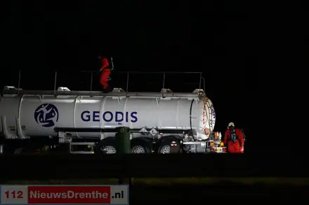Vrachtwagen lekt gevaarlijke stof bij tankstation langs A28, NL-Alert afgegeven — foto 1 van 4