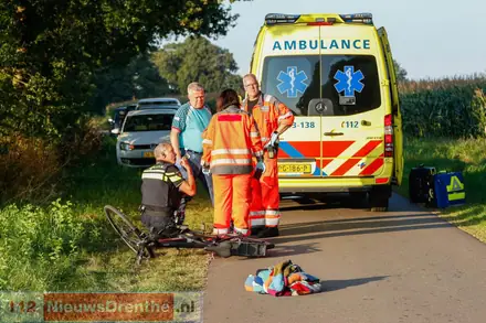 Fietser raakt zwaargewond na val op smalle weg in Den Hool. Man kreeg tik van voorbijrijdende auto — foto 1 van 5