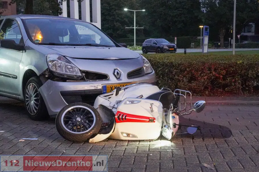 Auto botst op scooter in Emmen